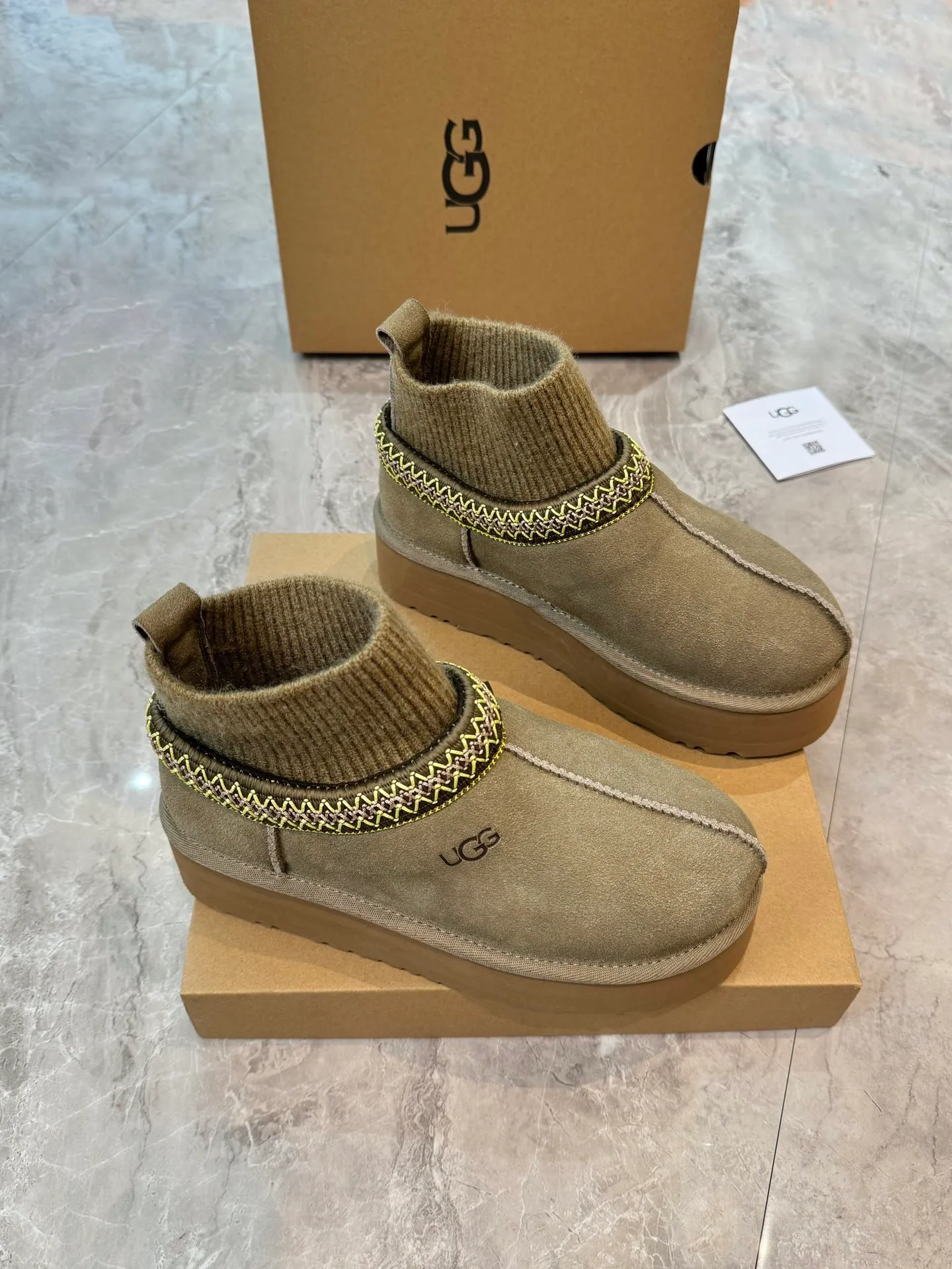 Self-pickup 💰520 New snow boots 1125956 Ethnic style plus sock cover, the sock cover is inserted into the wool. The surface is made of imported silk cow suede, and the inner part is made of Longfeng fur. Foam outsole has light anti-slip characteristics. Four colors, 35-40